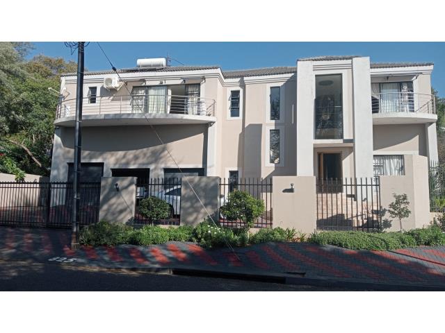 4 Bedroom House for sale in Florauna