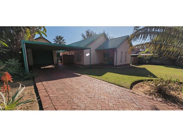 3 Bedroom House for sale in Dorandia