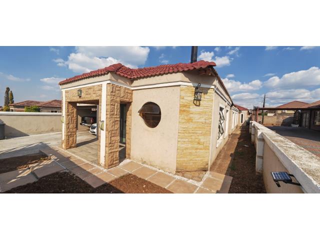 5 Bedroom House for sale in Karenpark