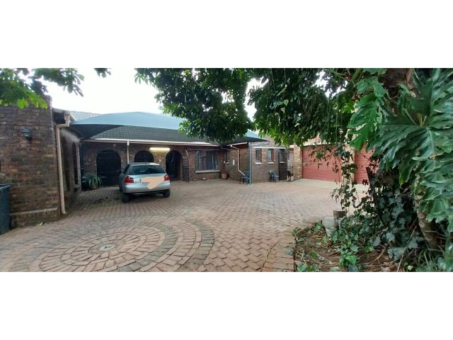 4 Bedroom House for sale in Theresapark