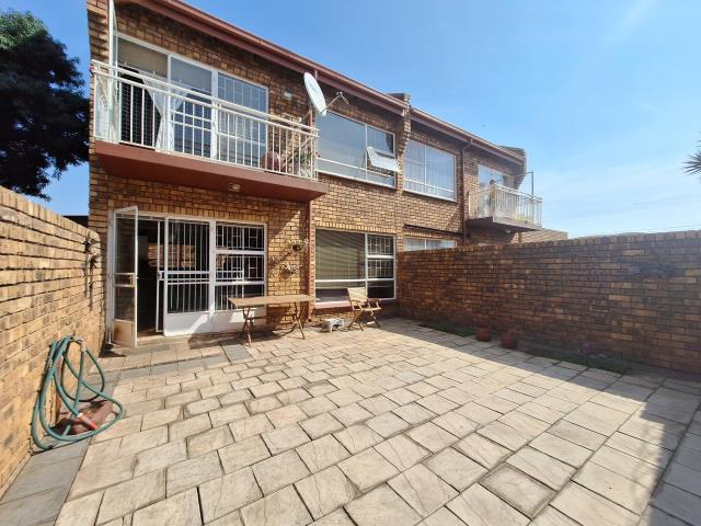 2 Bedroom House for sale in Dorandia