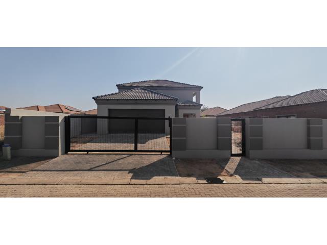 4 Bedroom House for sale in Heatherview