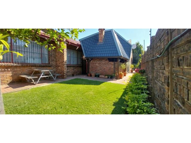 4 Bedroom House for sale in Theresapark