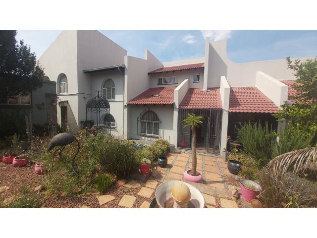 4 Bedroom House for sale in Theresapark