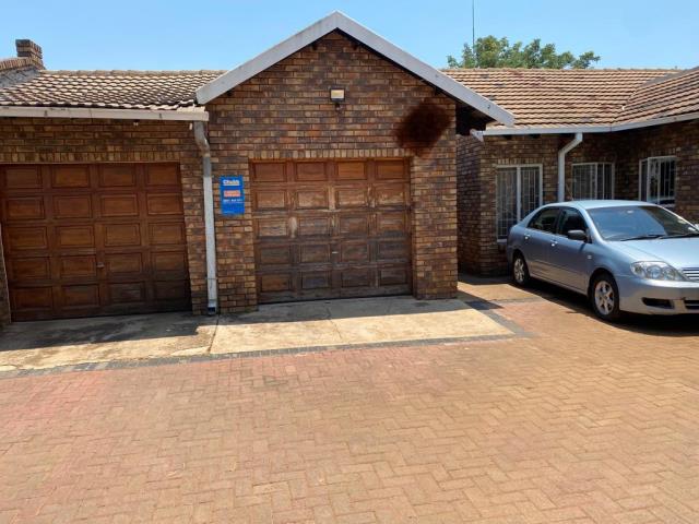 5 Bedroom House for sale in Karenpark