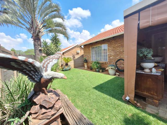 3 Bedroom Townhouse for sale in Dorandia