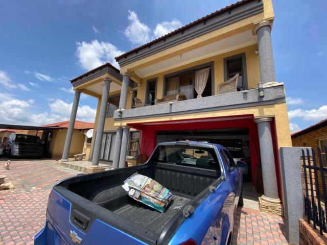 4 Bedroom House for sale in Karenpark