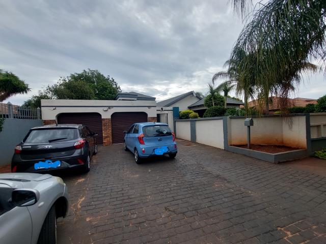 6 Bedroom House for sale in Chantelle