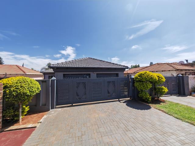 3 Bedroom House for sale in Chantelle