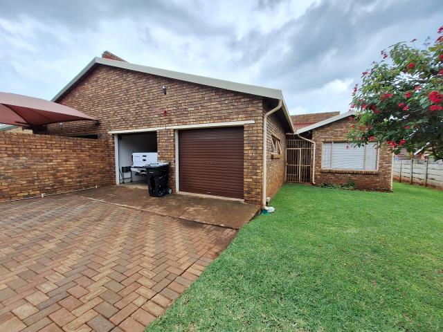 4 Bedroom House for sale in Dorandia