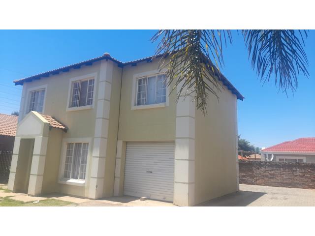 4 Bedroom House for sale in Rosslyn
