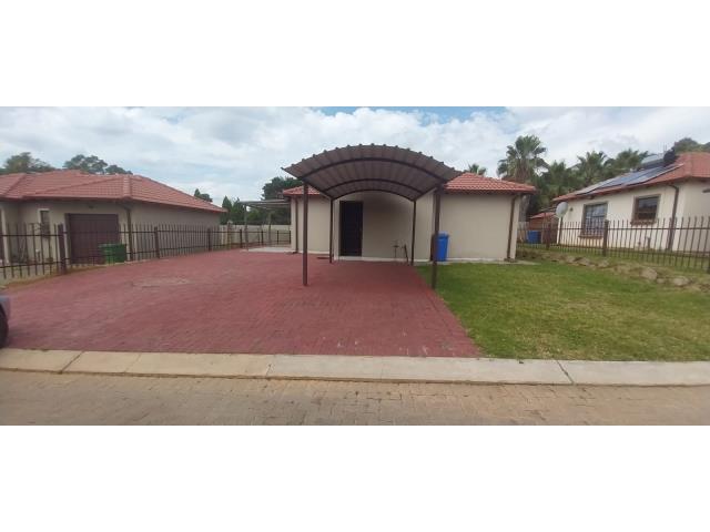 3 Bedroom House for sale in Heatherview