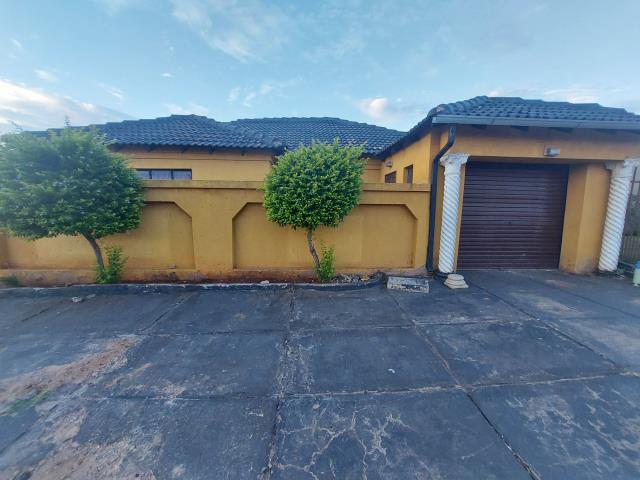 4 Bedroom House for sale in Rosslyn