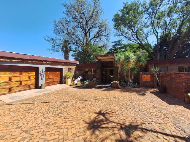 5 Bedroom House for sale in Florauna