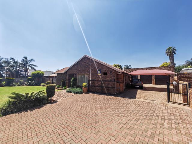 4 Bedroom House for sale in Chantelle