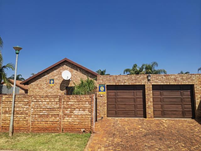 2 Bedroom House for sale in Dorandia