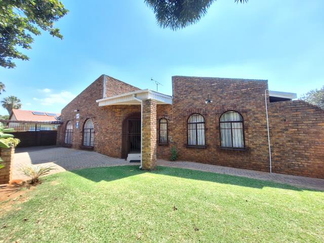 4 Bedroom House for sale in Dorandia