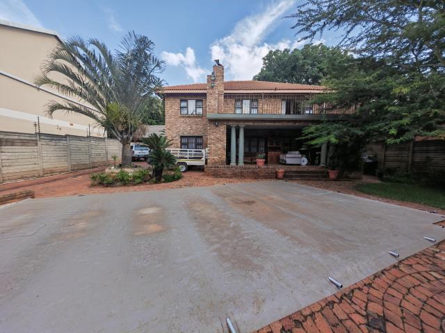 5 Bedroom House for sale in Florauna