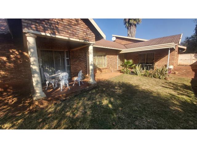 4 Bedroom House for sale in Theresapark