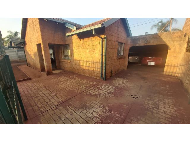 3 Bedroom House for sale in Hesteapark