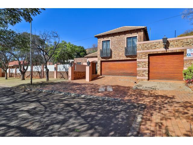 5 Bedroom House for sale in Ninapark