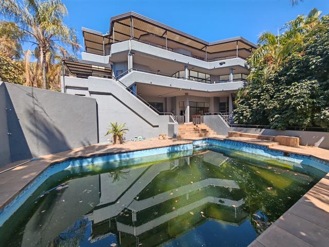 10 Bedroom House for sale in Florauna