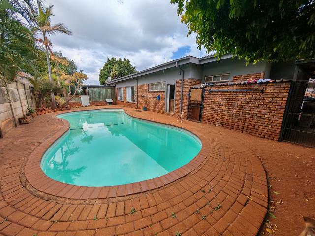 5 Bedroom House for sale in Dorandia