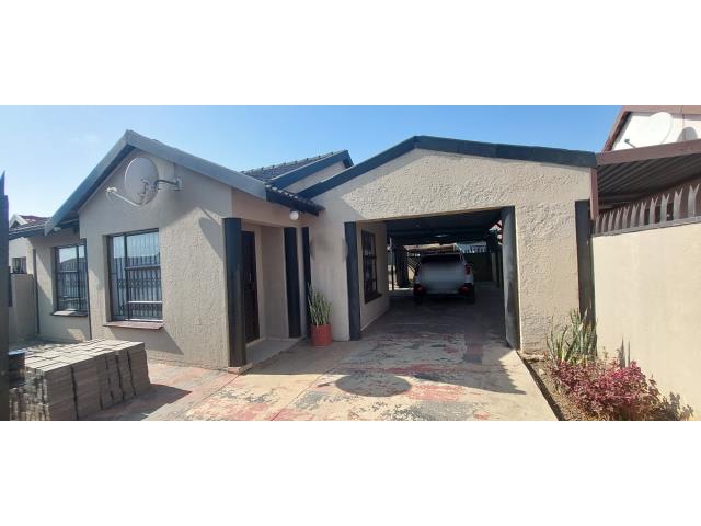 2 Bedroom House for sale in Karenpark