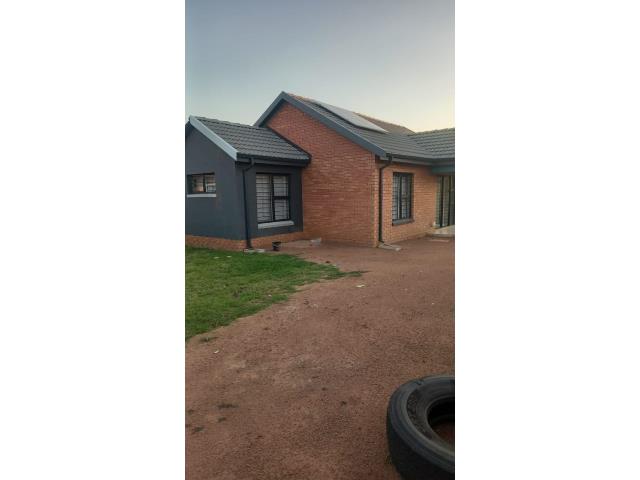 3 Bedroom House for sale in Klerksoord
