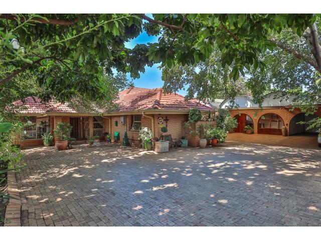 5 Bedroom House for sale in Florauna