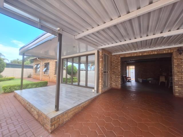 3 Bedroom House for sale in Dorandia