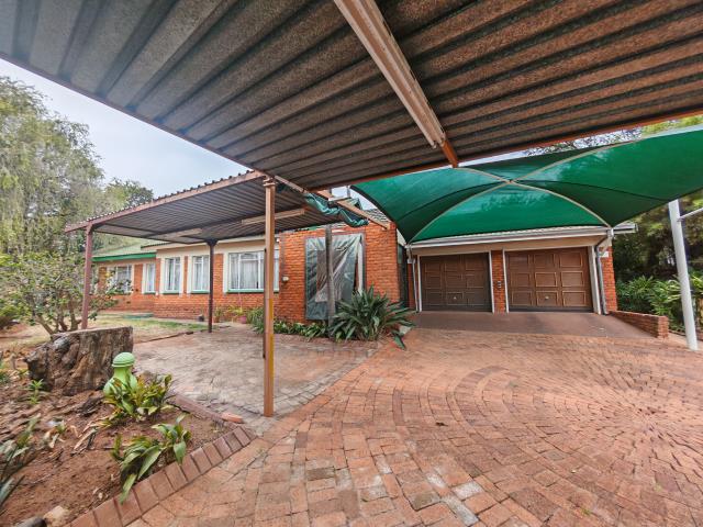 4 Bedroom House for sale in Theresapark