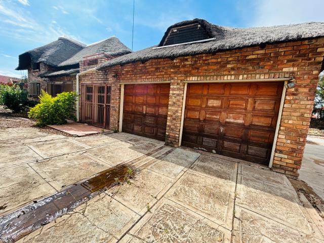 4 Bedroom House for sale in Theresapark