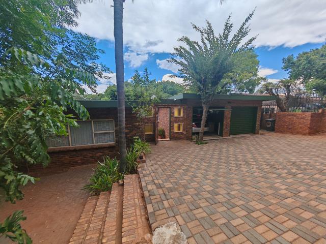 4 Bedroom House for sale in Florauna