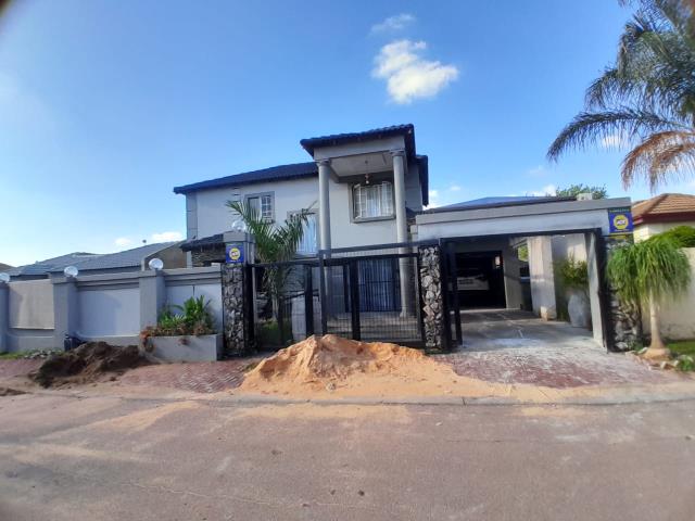 4 Bedroom House for sale in Rosslyn