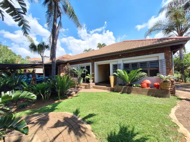 4 Bedroom House for sale in Florauna