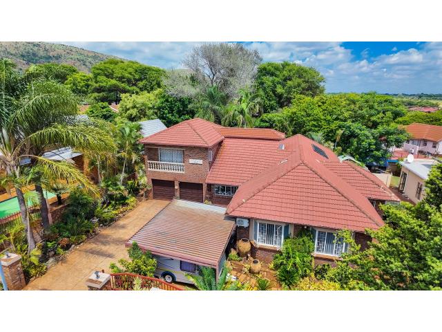 4 Bedroom House for sale in Florauna