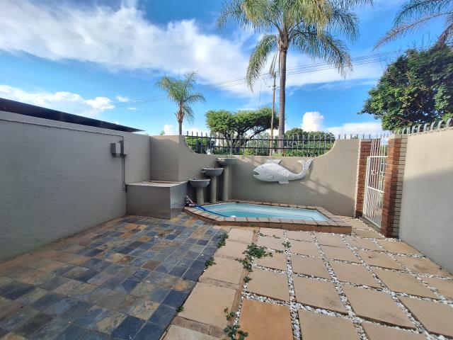 3 Bedroom Duplex for sale in Florauna