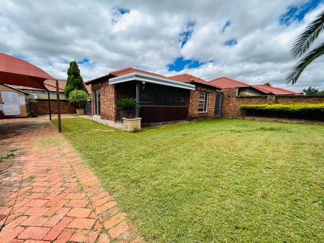 2 Bedroom House for sale in Karenpark