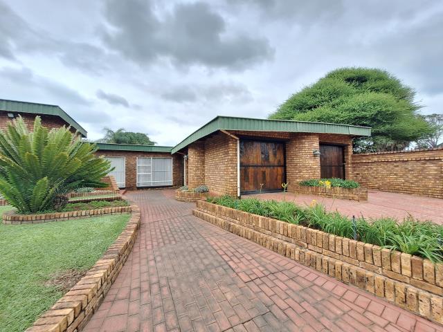 7 Bedroom House for sale in Dorandia