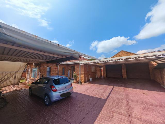 4 Bedroom House for sale in Florauna