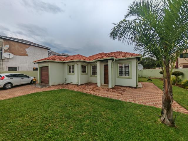 3 Bedroom House for sale in Karenpark