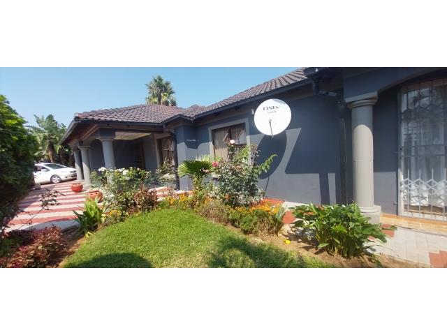 4 Bedroom House for sale in Karenpark