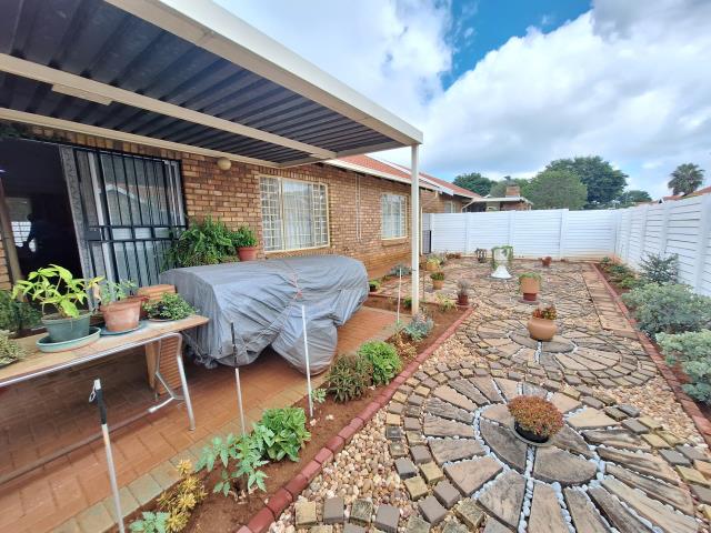 3 Bedroom House for sale in Dorandia