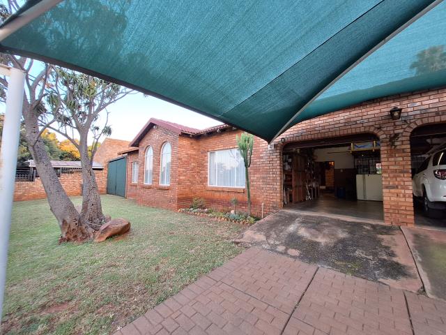 4 Bedroom House for sale in Karenpark