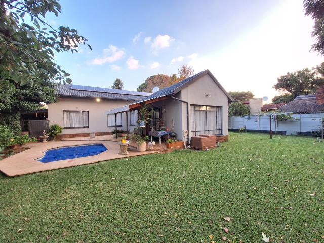 4 Bedroom House for sale in Dorandia