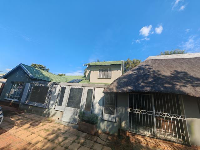 6 Bedroom House for sale in Florauna