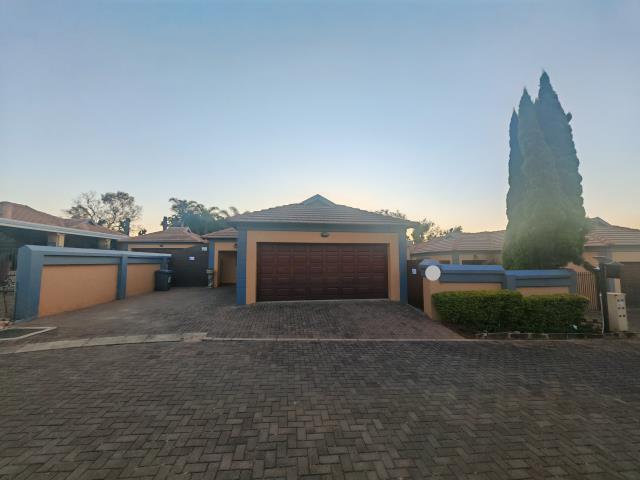 3 Bedroom House for sale in Heatherview