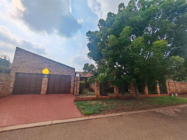 3 Bedroom House for sale in Dorandia