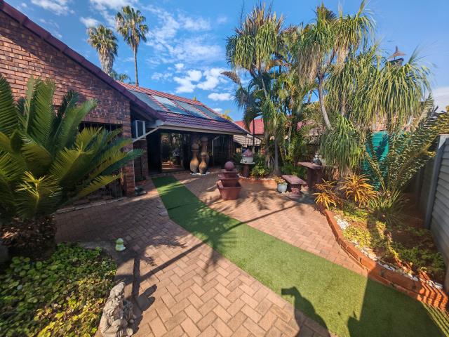 4 Bedroom House for sale in Dorandia